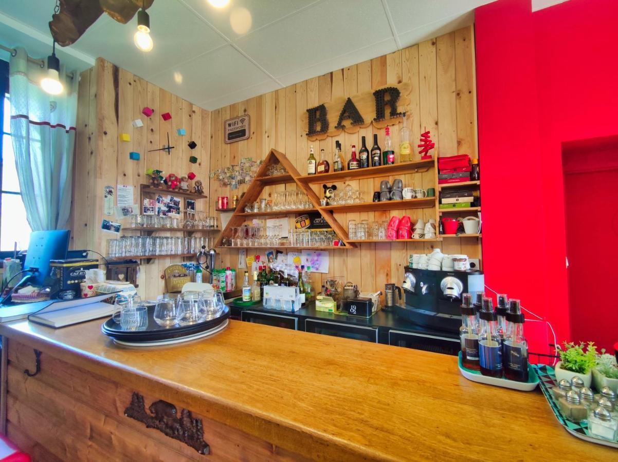 Le Sapin Rouge - Restaurant - Bar - Chambres D'Hotes Artigues  Экстерьер фото